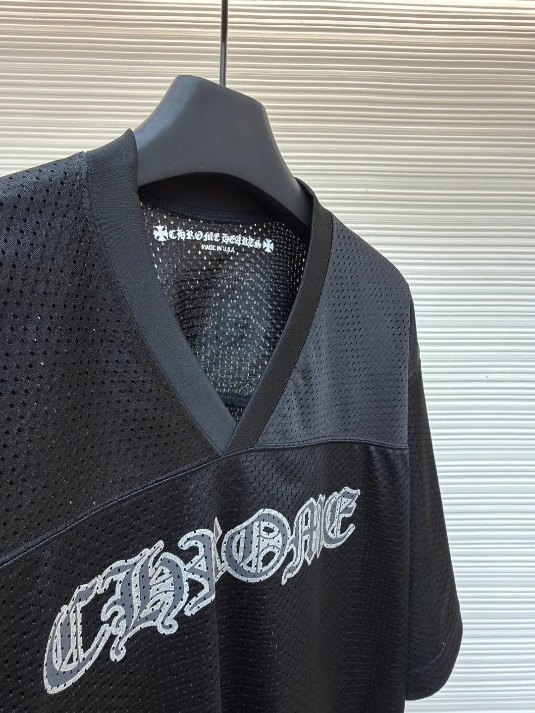 Chrome Hearts Mesh Jersey Short Sleeve ●Item No.: 1682417-A10 ●Material: Mesh Fabric ●Technology: Glue Printing ●Color: Black ●Type: Loose Fit ●Weight: About 305 Grams ●Size: S-M-L-XL ●Description: Customized Obsidian Star Mesh Cloth Cool, breathable and comfortable to the skin Because of its unique mesh structure, it can effectively discharge heat and moisture from the body. Mainly based on obsidian black. Give a deep sense of luxury. Western Gothic body text is embedded in the mesh gaps to control the visual focus. Unique V-neck design. Modify the neck line. Numbers are integrated into the ritual expression of rock and roll beliefs. Interpret faith with rebellion. Dare to be broken. Leading the rebellion, using imported bright golden paste printing. The printing has been modified three times with the film screen. Use glue liquid paint to print the pattern on the fabric. The fabric is baked to fix the printed pattern, and the fabric has been washed. It has better hand feel and texture. It is not easy to deform, not easy to shrink, not easy to fade Maintain long-lasting beauty. The overall wiring is straight and delicate, the fabric is comfortable and soft, and the color is consistent without color difference. It can be matched with the same style to create a fashionable look and control various occasions. Customized accessories, complete with three standards, same style for men and women!
